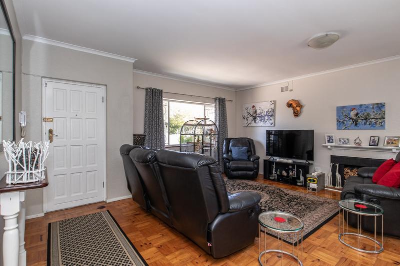 To Let 3 Bedroom Property for Rent in Meadowridge Western Cape